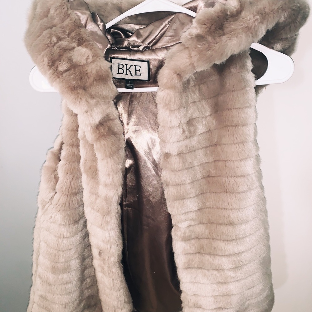 BUCKLE FUR VEST